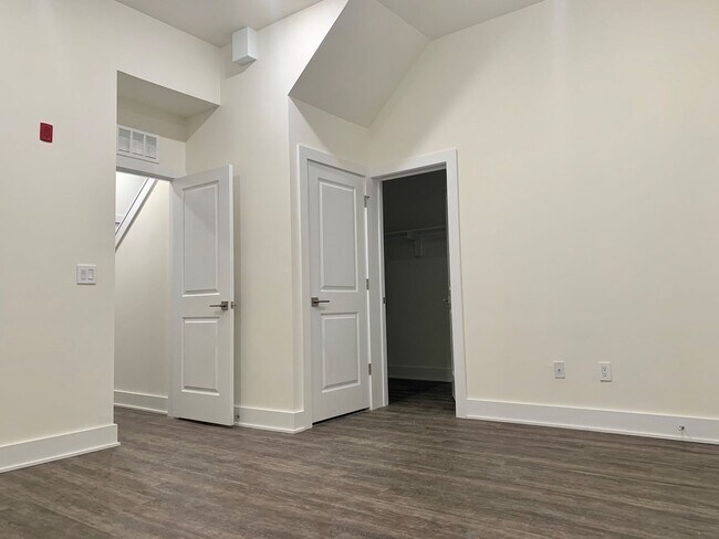 Building Photo - Luxurious 1-Bedroom Apartment in Olde Kens...