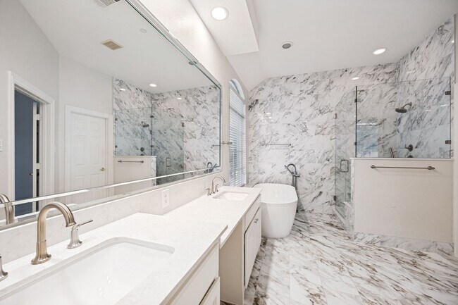 Building Photo - Sophisticated Addison Townhome with Vaulted Ceilings, Study & Two Primary Suites!