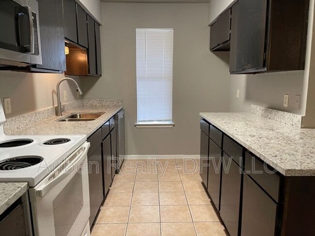 Building Photo - 921 W Rochelle Rd