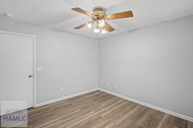 Building Photo - 21 Pinewood Ln