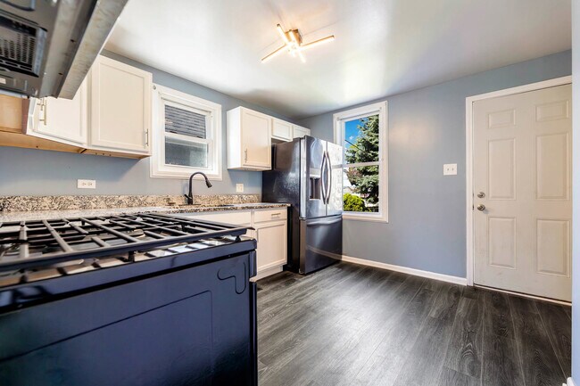 Building Photo - 554 Douglas Ave