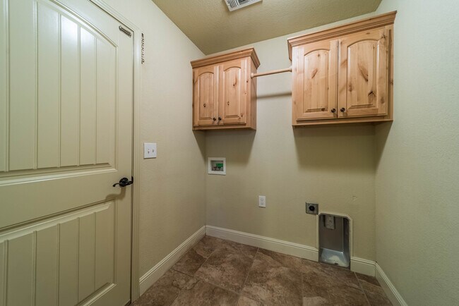 Building Photo - 3205 SW Briar Creek Ave