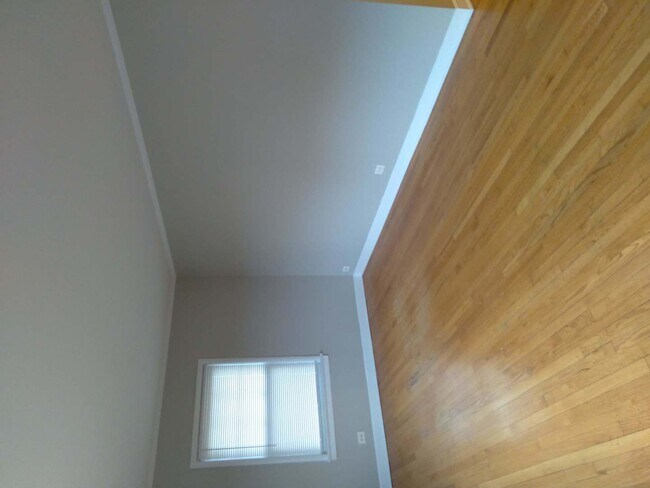 Building Photo - 837 Mulford St