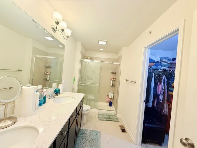 Building Photo - 2995 Madison Dr