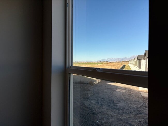 Building Photo - Gorgeous End-Unit Townhome in beautiful Salem!