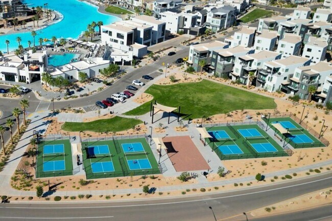 Building Photo - 3 Bed Condo In Desert Color!