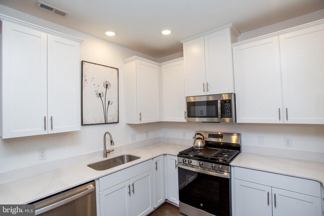 Building Photo - 233 Lewis Fisher Dr