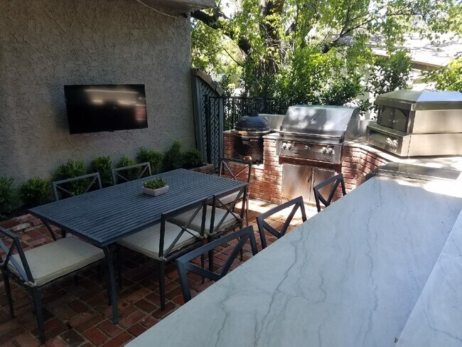 Building Photo - Luxury 5 Bed, 3 Bath - Entertainers Dream!