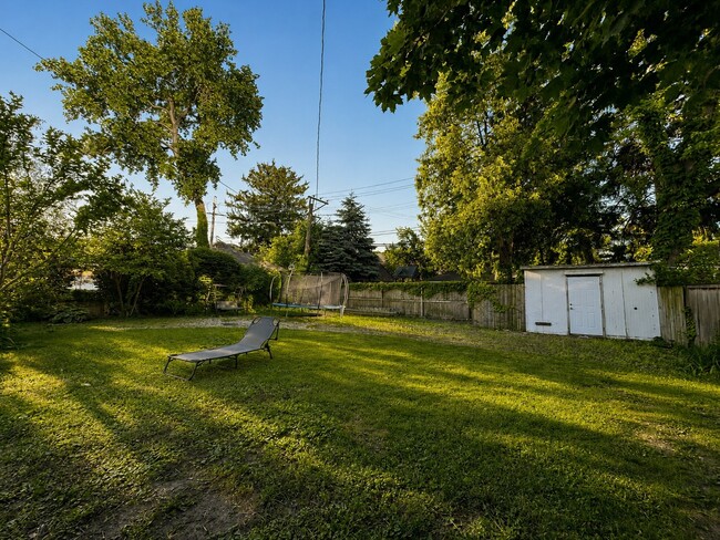 Building Photo - 4635 W Peterson Ave