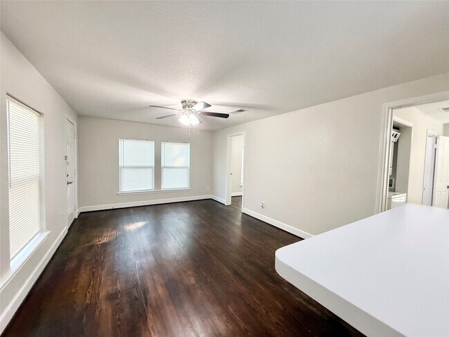 Building Photo - 620 E Magnolia St