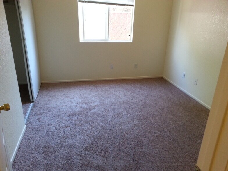 Bedroom - 520 N Cambridge St