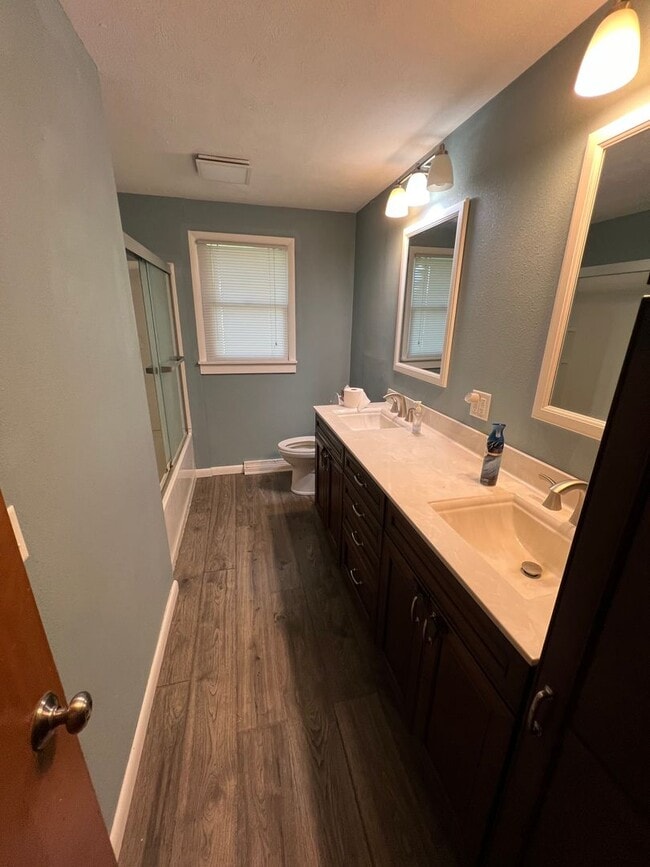 Building Photo - Welcome to this charming 3 bedroom, 2.5 ba...