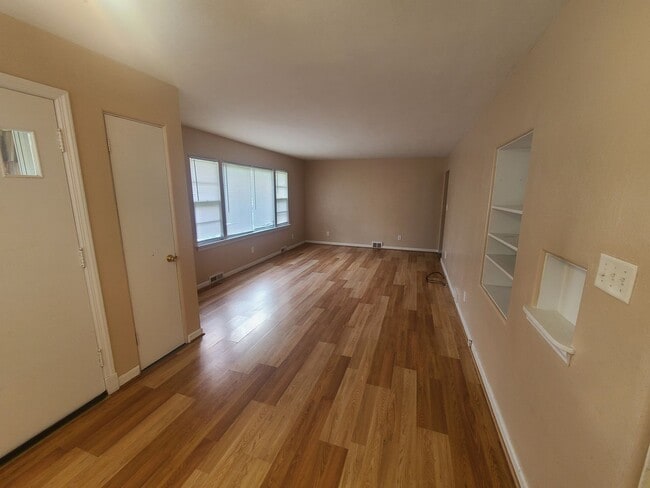 Building Photo - 3 Bedroom House in Normal