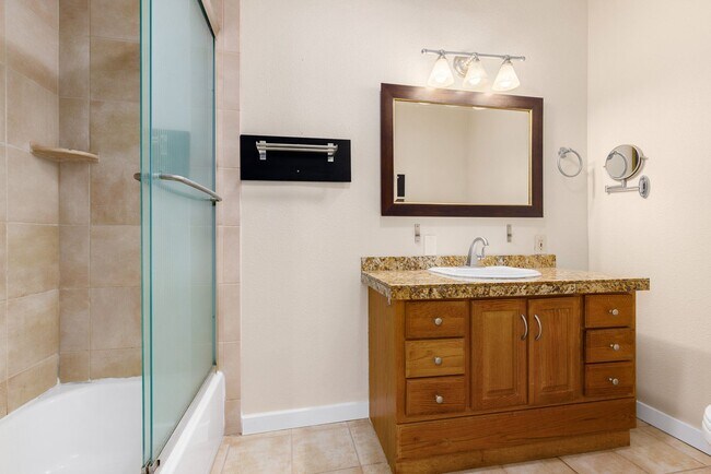 Building Photo - Bellevue 3 Bedroom 1.5 Bath - Detached Gar...