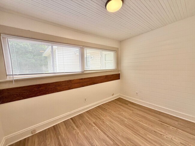 Building Photo - Garner Road [2 UNITS]