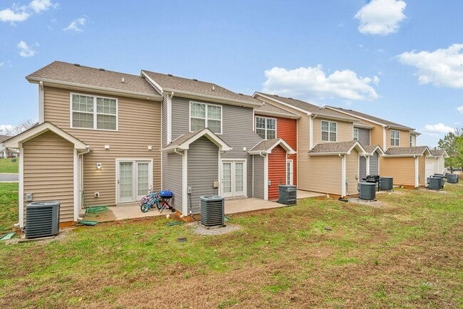 Building Photo - Nice Townhome in Governors Crossing Ready for you to Call home before Christmas