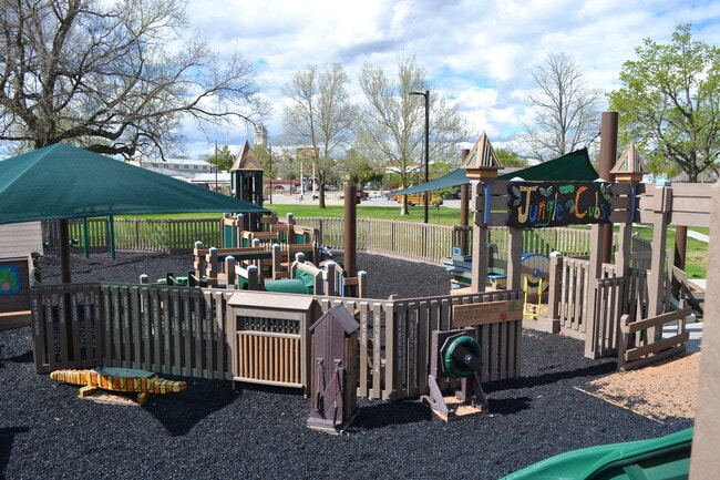 Building Photo - Court St Duplex