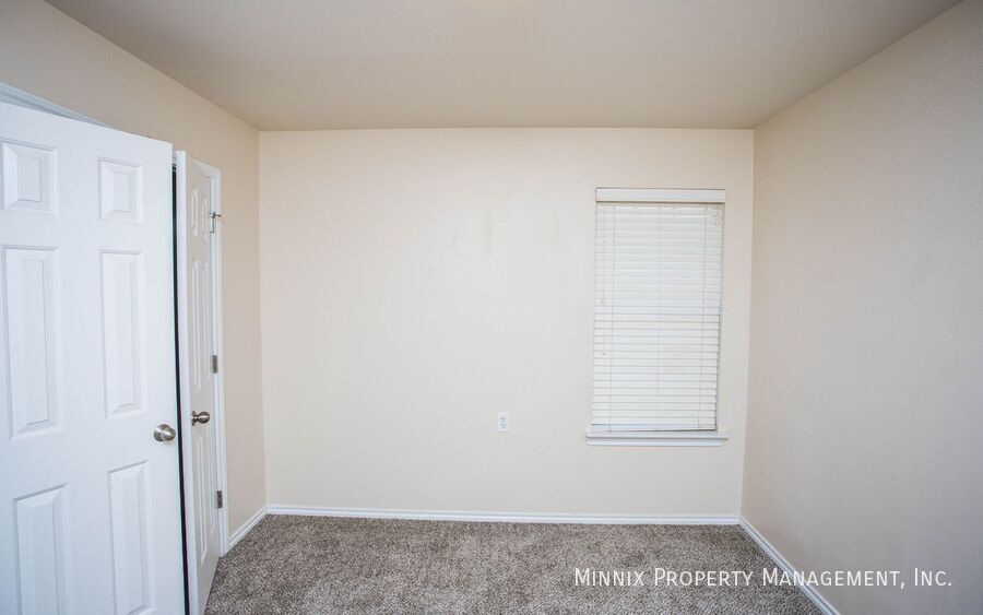 Building Photo - 9910 Weatherford Ave