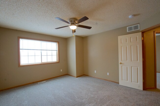 Building Photo - 805 Horizon Dr SE