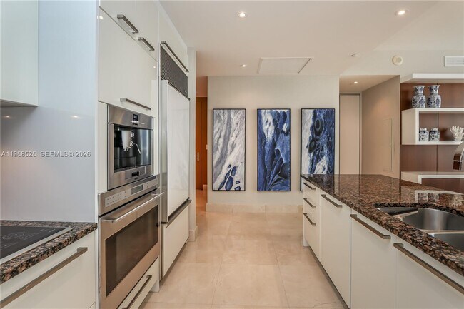 Building Photo - 16001 Collins Ave