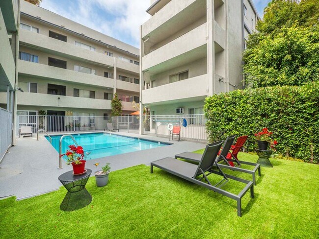 Building Photo - 1815 N. Harvard Blvd