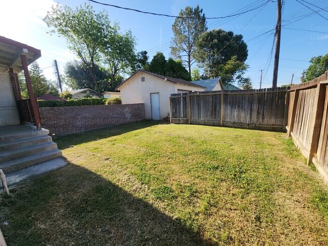 Building Photo - Move in ready. 3 bedrooms/ 1.5 bath, yard,...