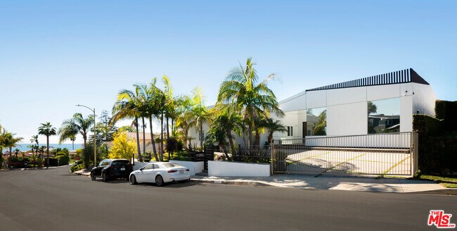 Building Photo - 817 Enchanted Way