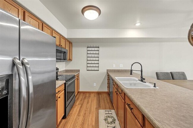 Building Photo - 2 Bedroom, 2-1/2 Bath Townhouse on Iowa City East Side!!