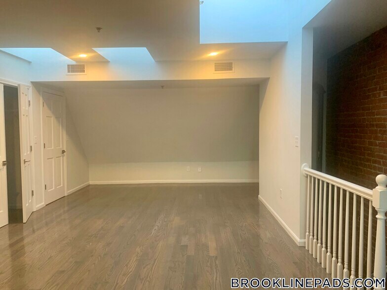 Building Photo - 1406 Beacon St