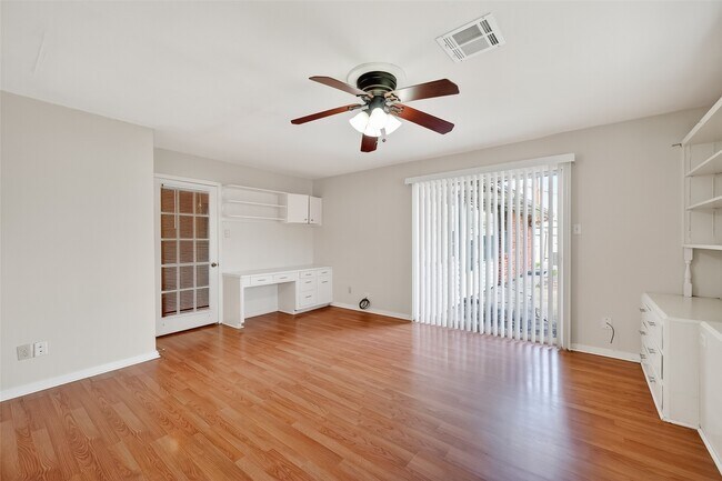 Building Photo - 2319 Blue Willow Dr