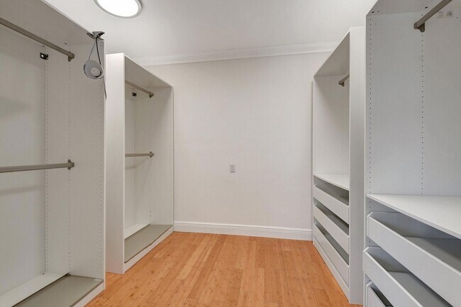 Building Photo - 4610 Pine Tree Dr