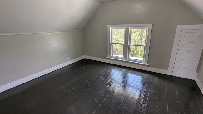 Building Photo - Spacious 5-bedroom, 1-bath home offers flexible living across multiple levels in Akron