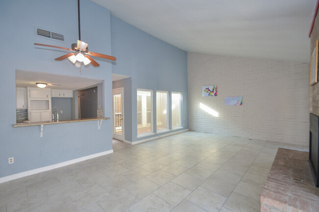 Building Photo - Creekbend
