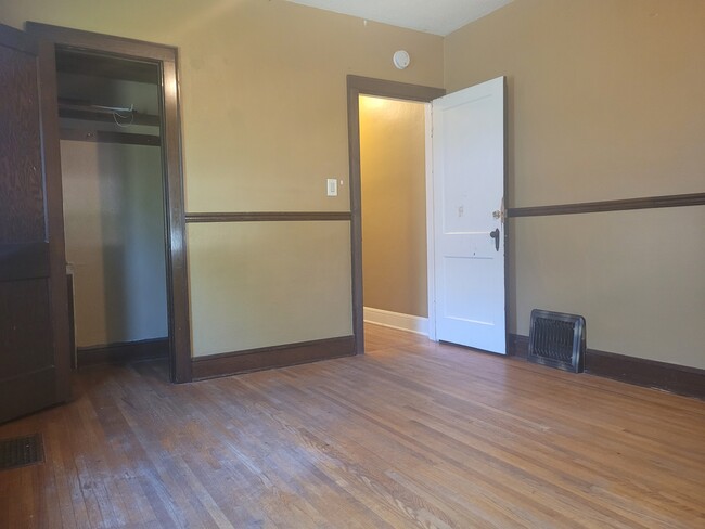 Building Photo - 716 9th Ave S