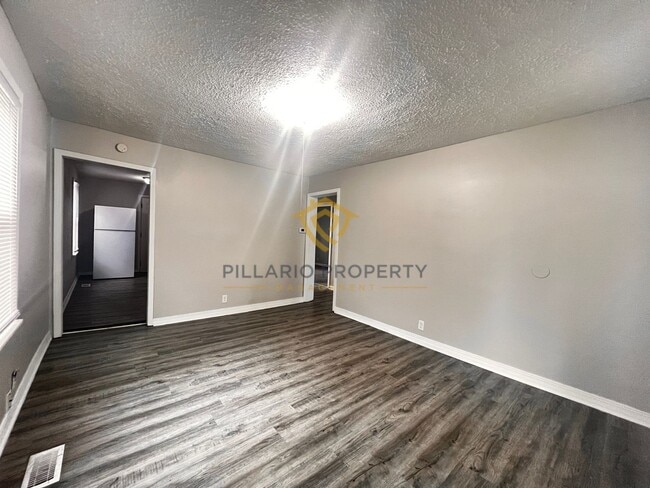 Building Photo - Freshly Renovated, 2 Bedroom, 1 Bathroom Home Available NOW!