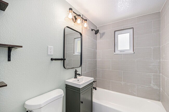 Building Photo - Newly Remodeled 4Bed/2Bath Denver Home