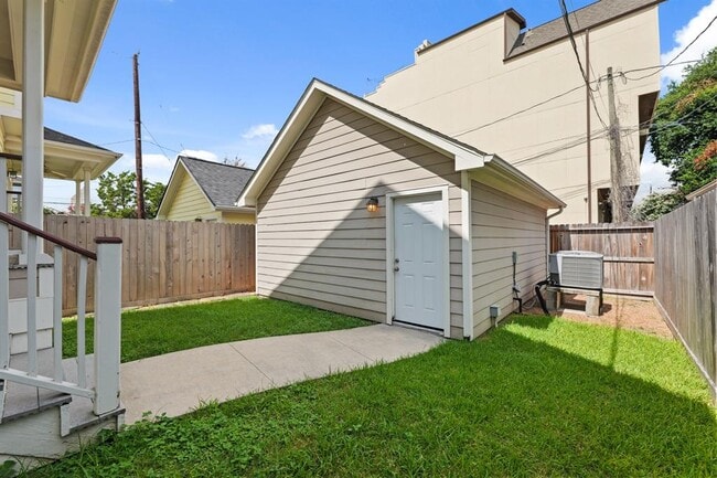 Building Photo - 1053 W 16th St