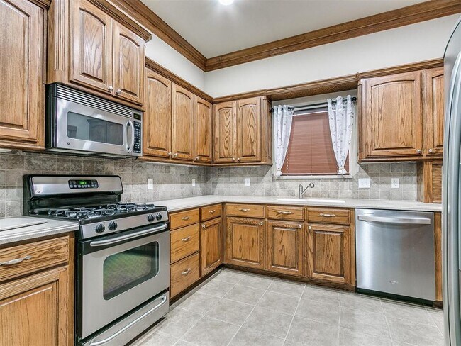 Building Photo - 1001 N Barn Hill Way