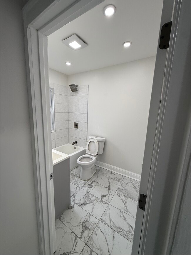 Building Photo - 2011 Grey Ave