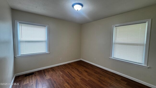 Building Photo - 112 Shamrock Dr