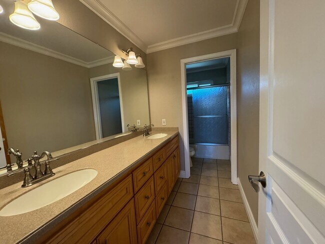 Building Photo - Fully remodeled home, Pet friendly with A/...