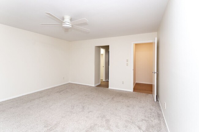 Building Photo - Spacious & Bright Broadmoor Townhome with Covered Deck!