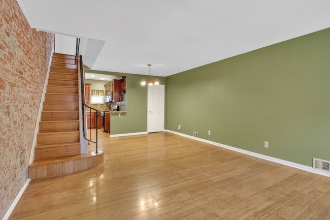 Building Photo - 419 McClellan St