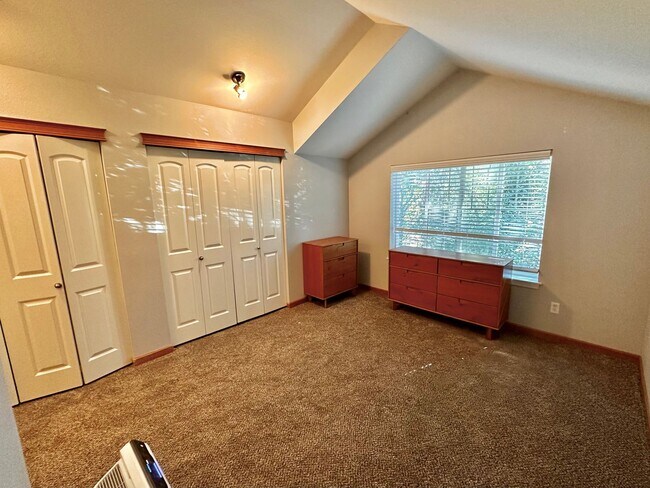 Building Photo - Modern 3BR | 2.5BA Townhome with Private T...