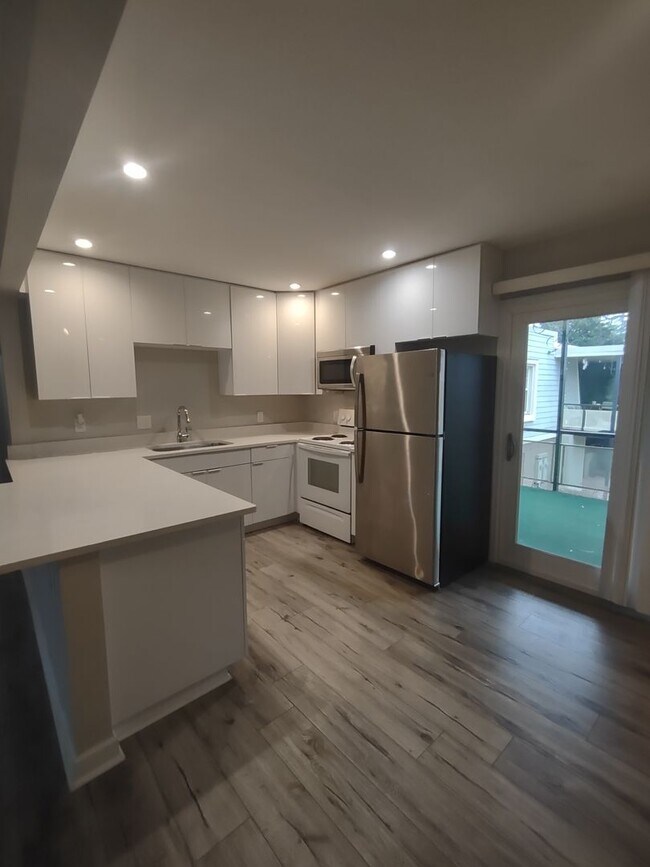 Building Photo - Pristine move-in ready condo located in Di...