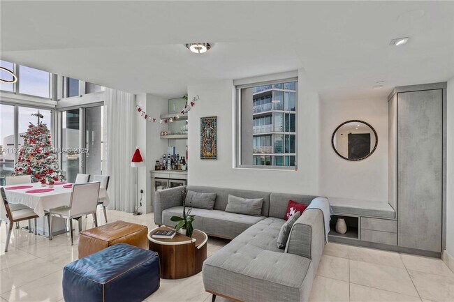 Building Photo - 900 Biscayne Blvd