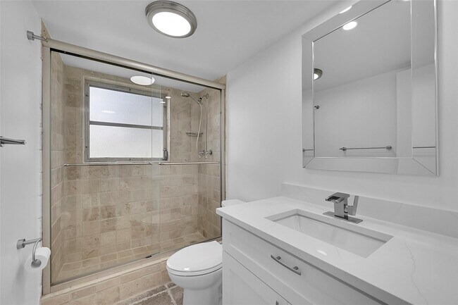 Building Photo - 2801 N Palm Aire Dr