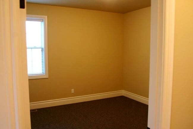 Building Photo - 6 bed 6 bath by Fred Meyer/Coffee Culture