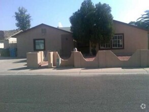 Building Photo - 5 bedroom in PHOENIX AZ 85033