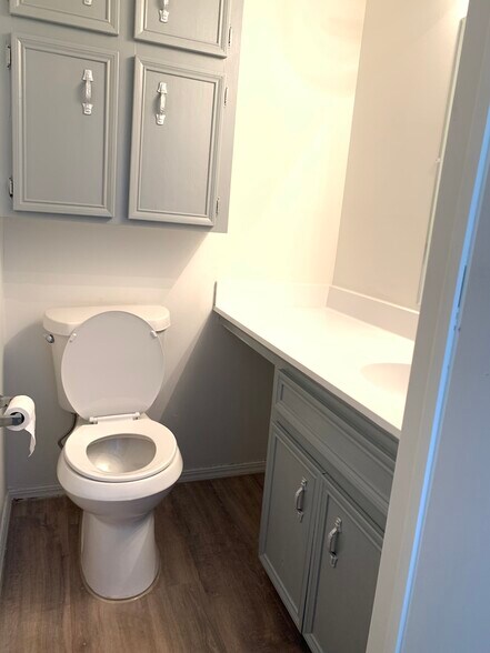 Building Photo - 902 W Edgewater St